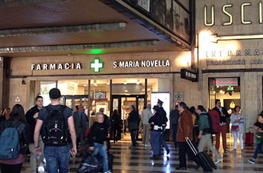 フィレンツェ サンタ マリア ノヴェッラ駅構内の薬局前マイバスヨーロッパ Mybuseurope